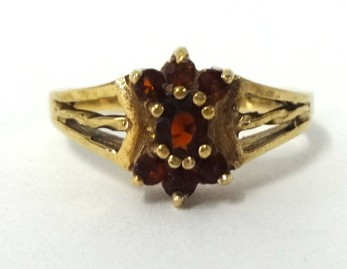 A 9ct gold garnet ring, size M.