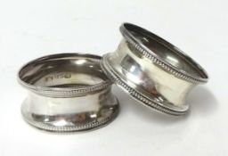 A pair of silver napkin rings, cased, weight 12g.