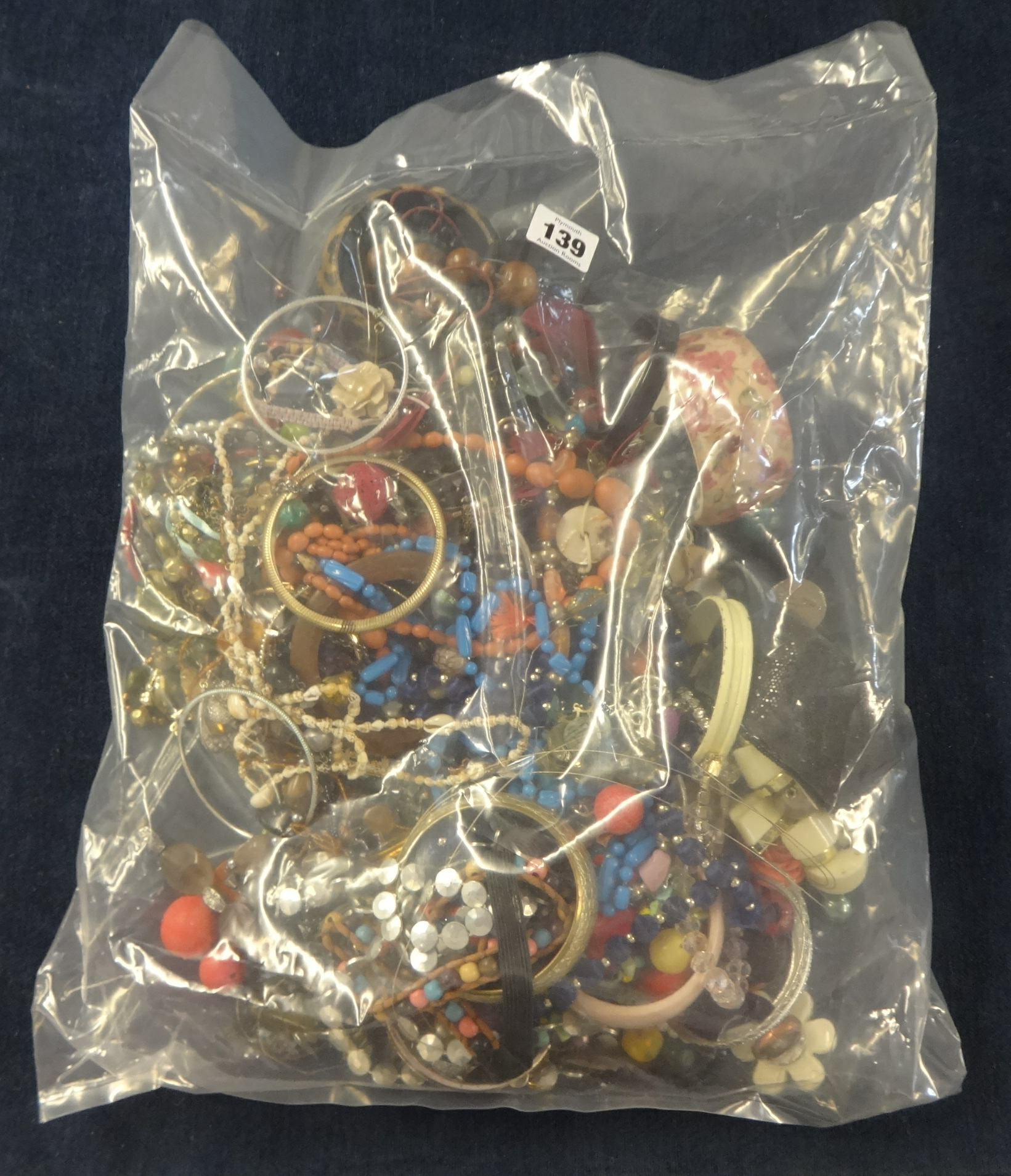 A quantity of costume jewellery.