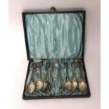 An Edwardian silver set of six fiddle pattern tea spoons, London 1901, and a pair of sugar tongs,