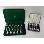 A silver set of six golfing tea spoons, Sheffield 1933, cased and an Edwardian silver set of
