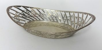 An Edwardian silver oval basket, Sheffield 1909, with pierced sides, length 27 cm, weight 6 oz.