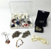 A collection of general costume jewellery.