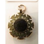 9ct gold circular cycling medallion with pierced rim, 'Richmond C.C 100 miles' in blue enamel,