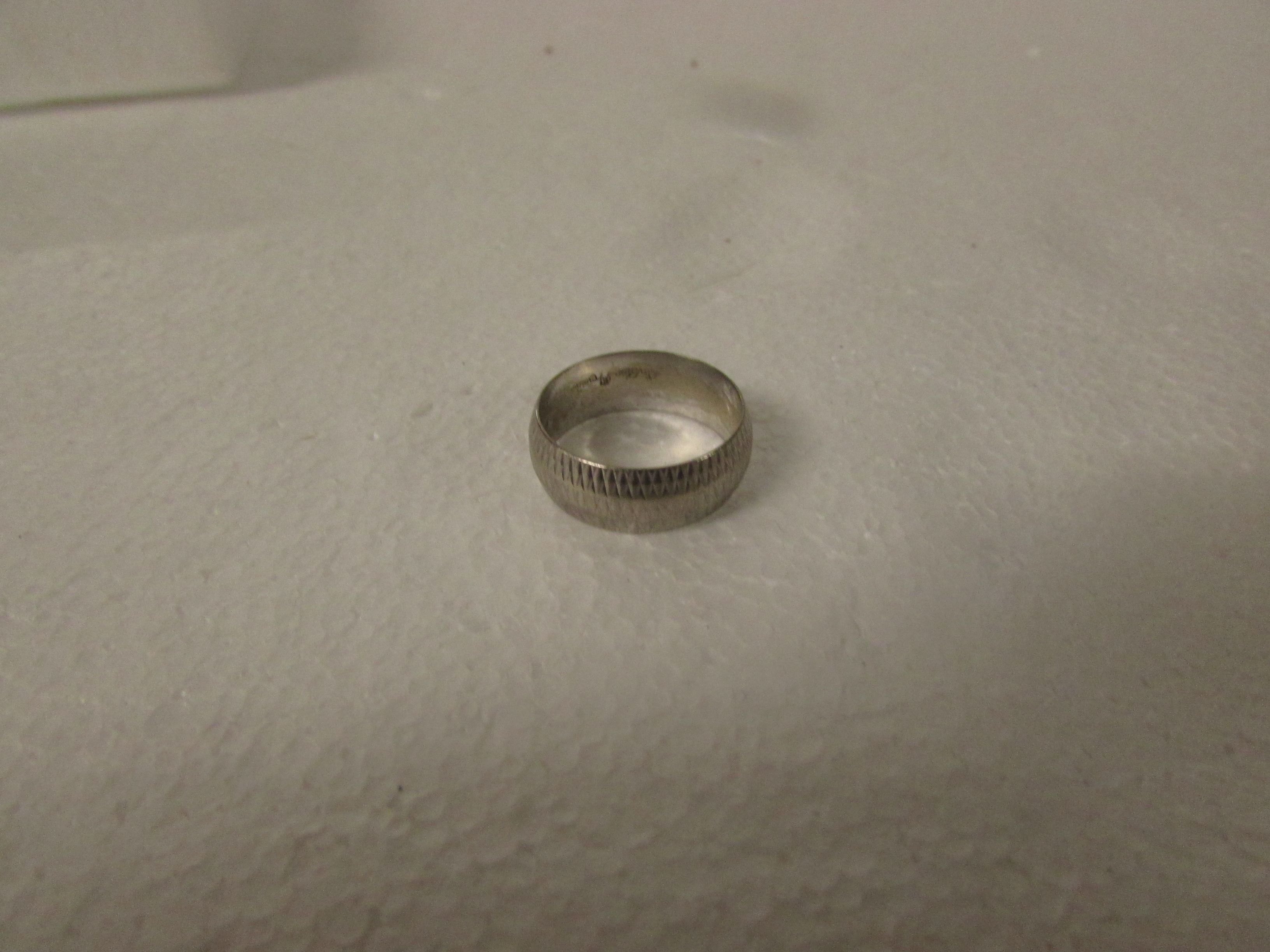 18ct white gold ring, engraved 'Golden Promise' within, 6.6g