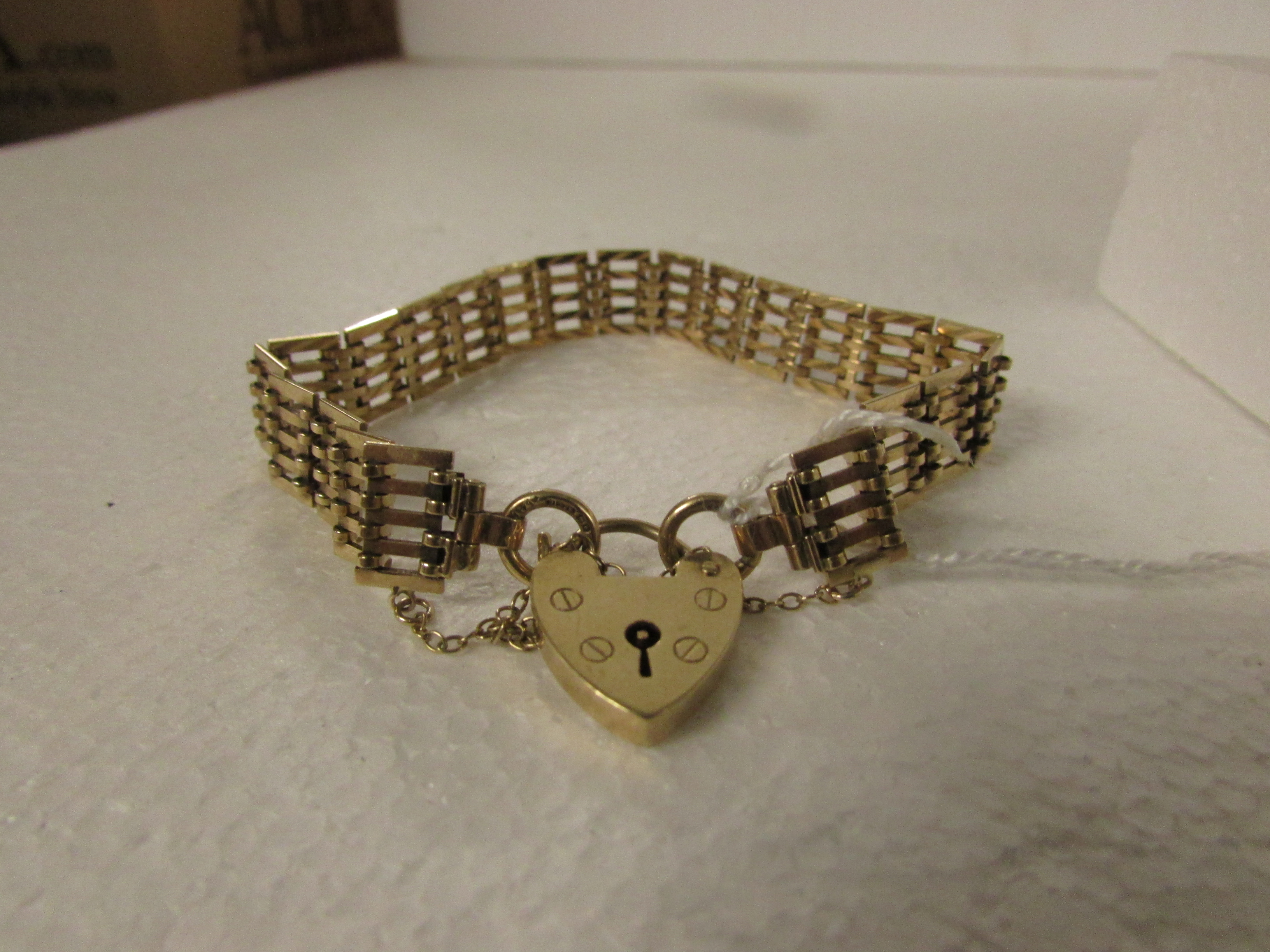 9ct gold gate-link bracelet with heart-shaped lock, 15.5g