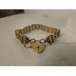9ct gold gate-link bracelet with heart-shaped lock, 15.5g