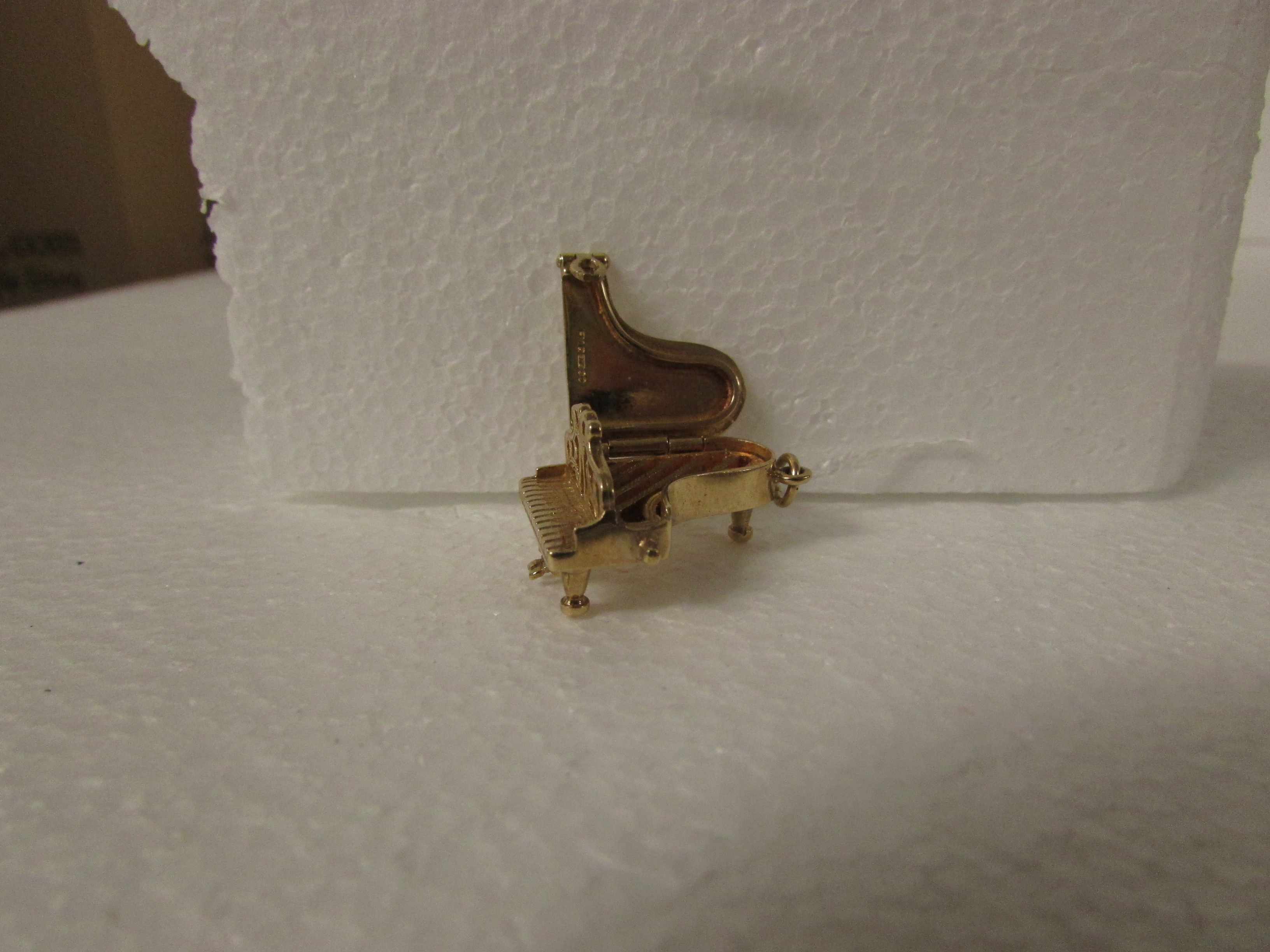 9ct gold grand piano charm, 9g