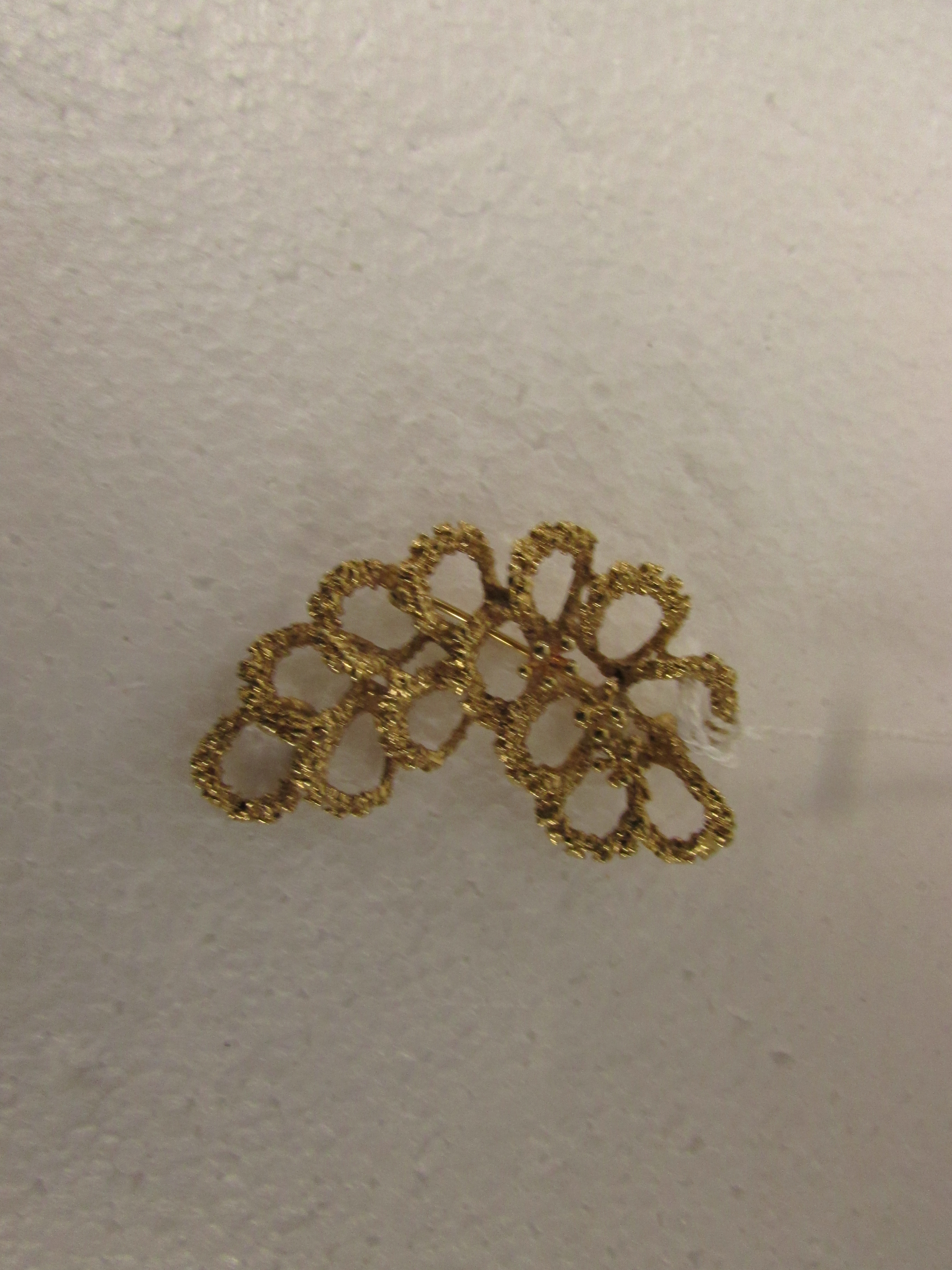 9ct gold brooch of looped form resembling a bunch of grapes, stamped 375, 6.8g