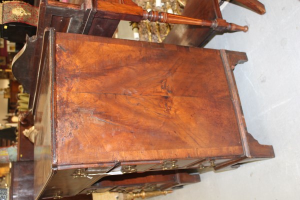Georgian and later walnut knee-hole writing desk with crossbanded decoration, quarter-veneered top - Image 5 of 9
