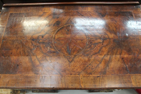 Georgian and later walnut knee-hole writing desk with crossbanded decoration, quarter-veneered top - Image 3 of 9