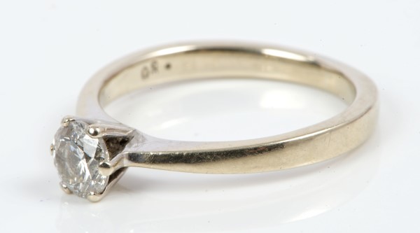 Diamond single stone ring with a brilliant cut diamond estimated to weigh approximately 0.40 - Image 3 of 3