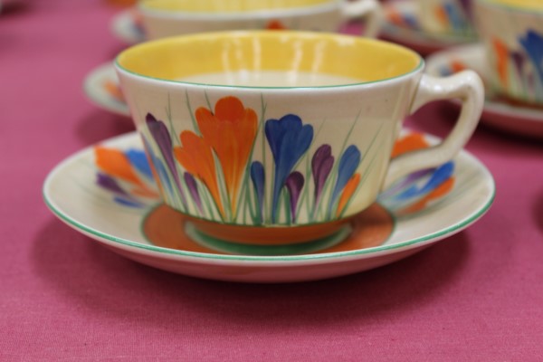 Clarice Cliff Bizarre range Crocus pattern hand-painted teaware (24 pieces) CONDITION REPORT - Image 3 of 13
