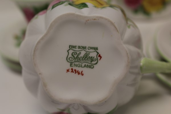 1930s Shelley tea set decorated with pink and yellow roses (22 pieces) CONDITION REPORT Consists - Image 2 of 2