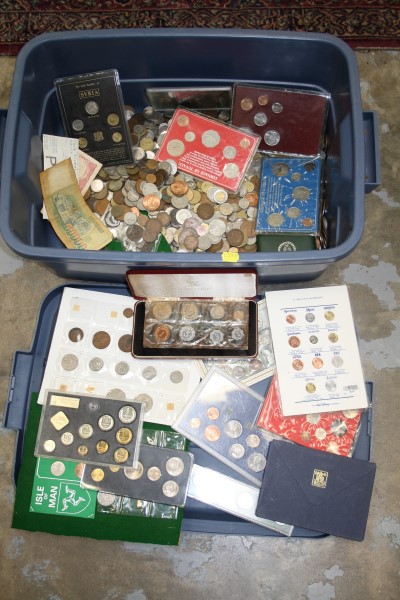 Large accumulation of World coinage - mostly modern including some flat pack sets (qty)