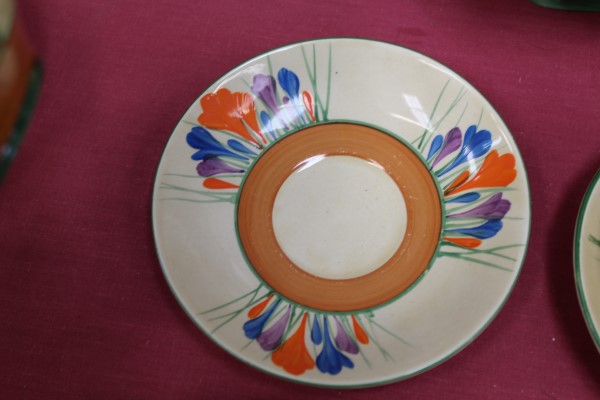 Clarice Cliff Bizarre range Crocus pattern hand-painted teaware (24 pieces) CONDITION REPORT - Image 8 of 13