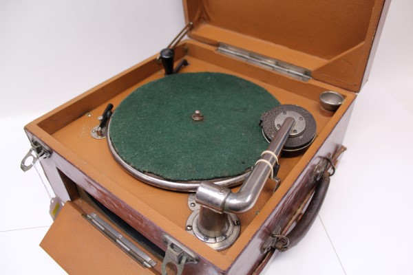 Cliftophone Wonder Gramophone - circa 1927, in leather, with record holder, complete with winding - Image 3 of 4