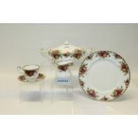 Royal Albert Old Country Roses tea and dinner service and other decorative ware (100 pieces)