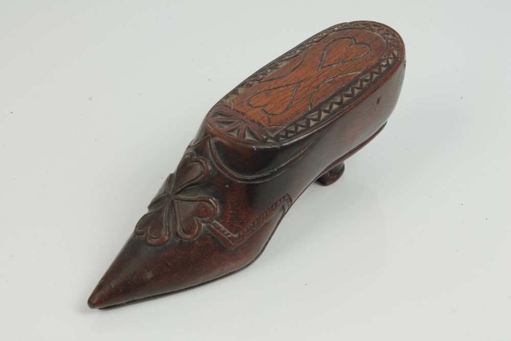Early 19th century carved treen snuff shoe with sliding cover, relief carved with a shamrock, 11.