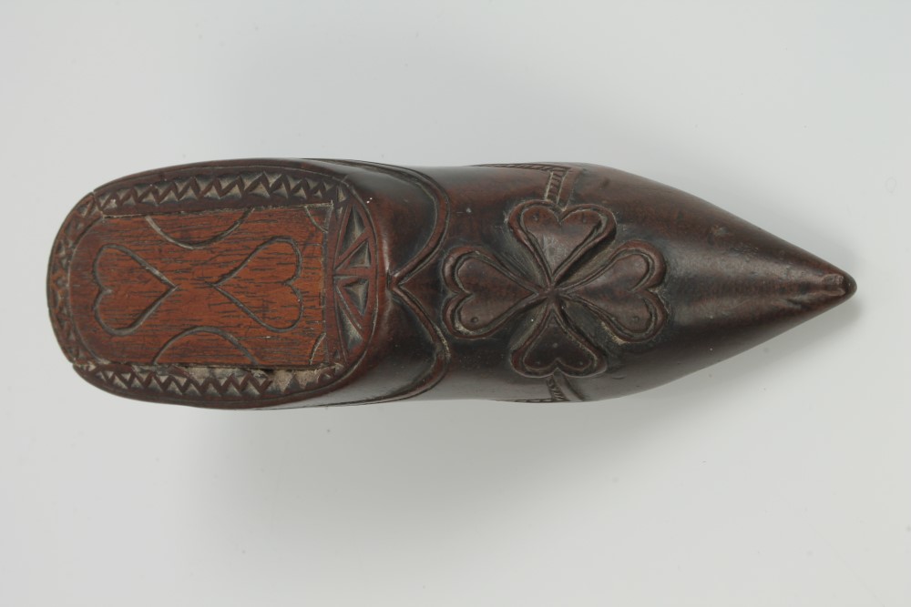 Early 19th century carved treen snuff shoe with sliding cover, relief carved with a shamrock, 11. - Image 3 of 3