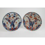 Pair of early 18th century Chinese Imari dishes decorated in the tobacco leaf pattern, 28cm