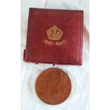 A boxed bronze Queen Victoria 60th Jubilee medallion, obverse with the young queen, the reverse