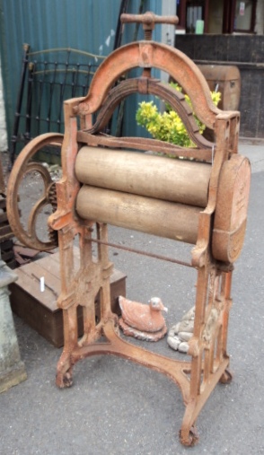 A Victorian T. Bradford & Co., London & Manchester No. 21 cast iron mangle - retailed by H & G