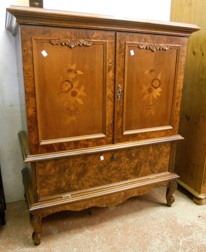 A 3' 2½" Italian inlaid and burr walnut veneered media cabinet with pair of panelled cupboard