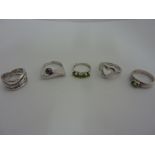 FIVE RINGS, to include two peridot gemset rings, two Hot Diamonds rings and an abstract pearl