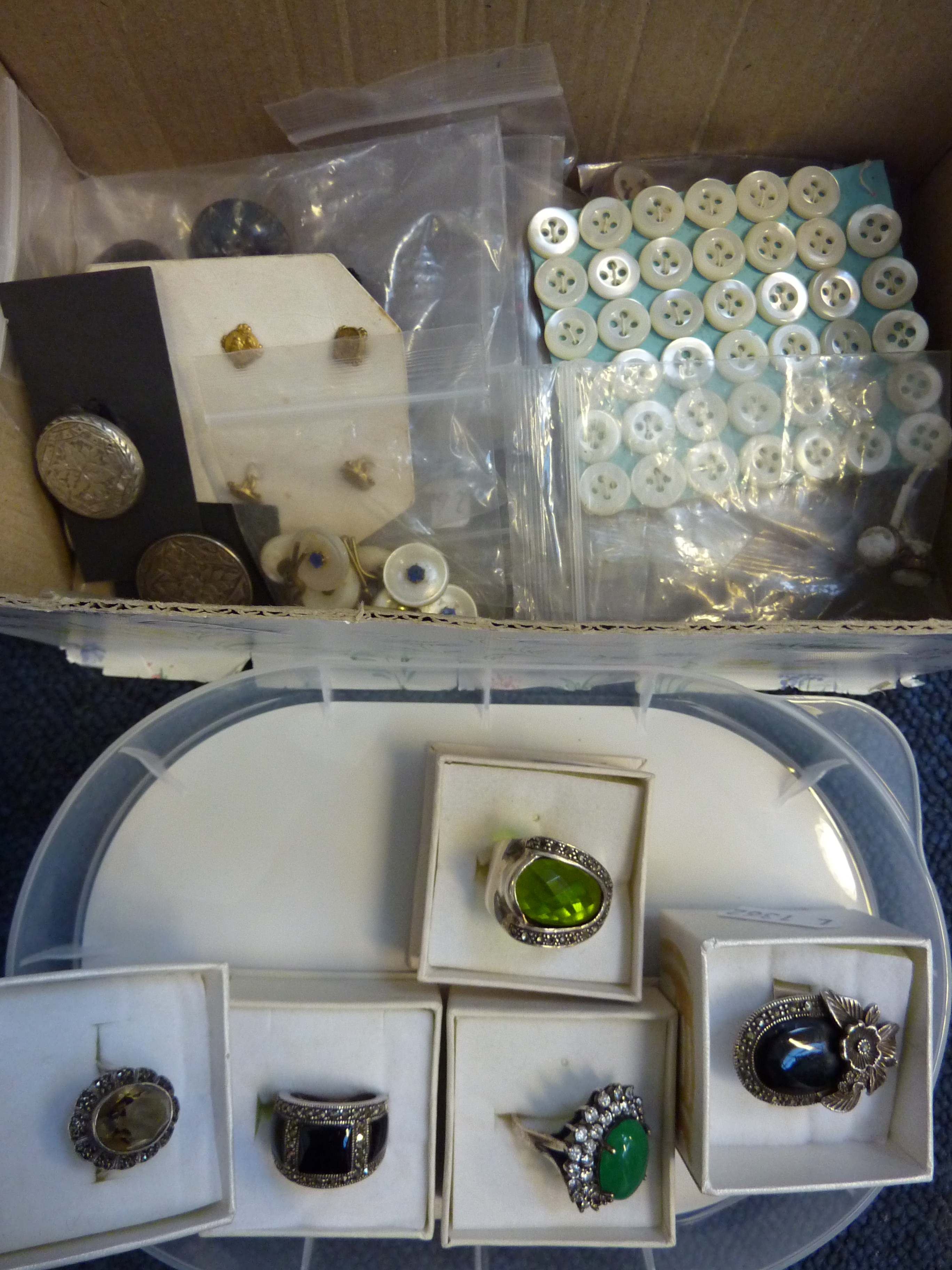A COLLECTION OF VINTAGE BUTTONS, to include bachelor buttons together with five vintage rings