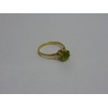 AN 18CT GOLD PERIDOT RING, ring size O 1/2