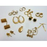 A COLLECTION OF JEWELLERY, to include a locket, earrings, chain and one cufflink (s.d.)