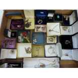 A LARGE COLLECTION OF JEWELLERY, to include rings, brooches and necklaces