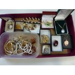 A COLLECTION OF JEWELLERY, to include bracelets, brooches and necklaces