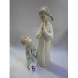 A LLADRO FIGURE GROUP, girl and boy praying