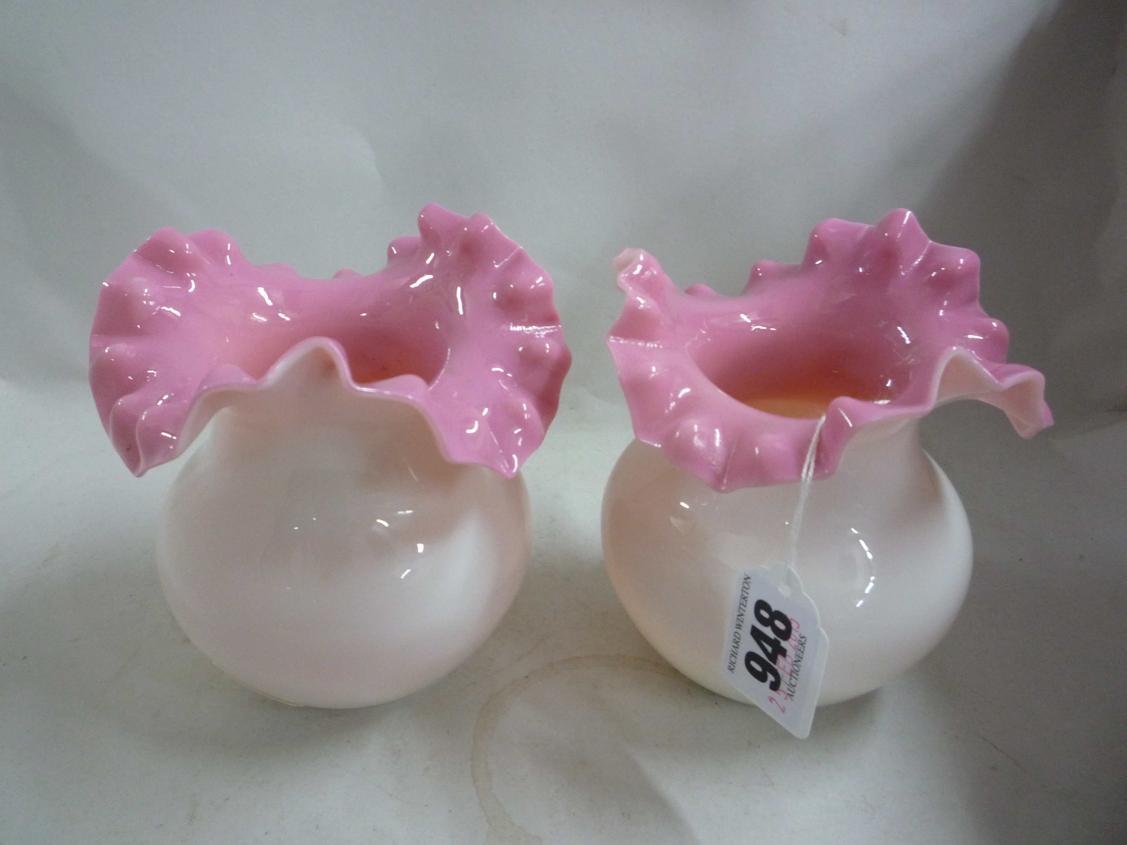 A PAIR OF VENETIAN WHITE AND PINK GLASS FRILL VASES, height 11cm (2)