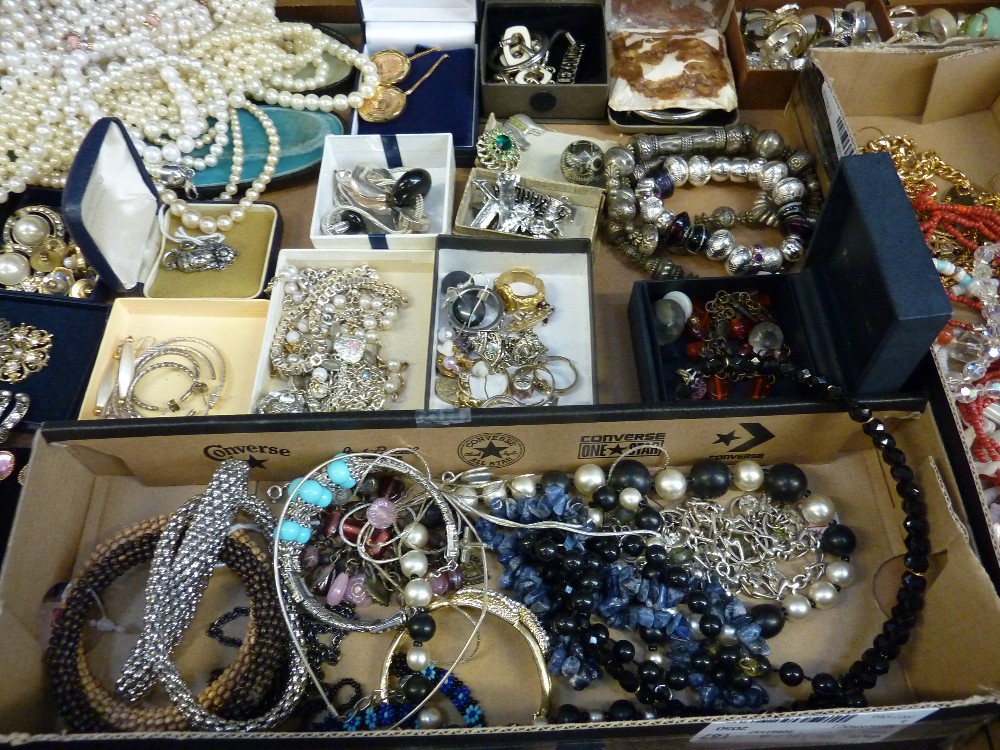 A QUANTITY OF COSTUME JEWELLERY