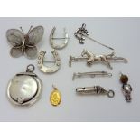A COLLECTION OF ITEMS, to include equestrian brooches, two charms to include a 'Fumsup' charm, a