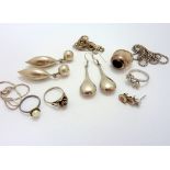 A COLLECTION OF JEWELLERY, to include earrings, rings and necklaces