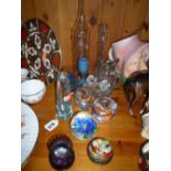VARIOUS GLASS ITEMS, to include small Okra 1983 bud vase, paperweights, inkwells etc (12)