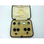 AN ART DECO STYLE ONYX BUTTON AND CUFFLINK SET, stamped 9ct, within fitted box