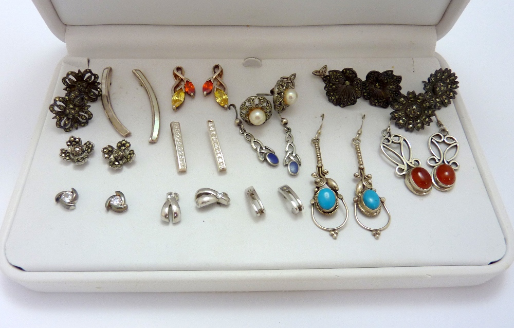 A COLLECTION OF EARRINGS, (15)