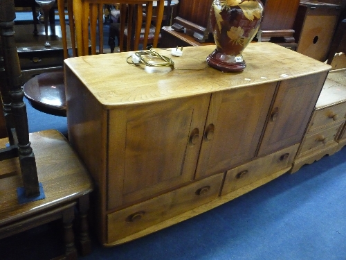 AN ERCOL BLONDE ELM SIDEBOARD, with cupboards above and two lower drawers (s.d.)