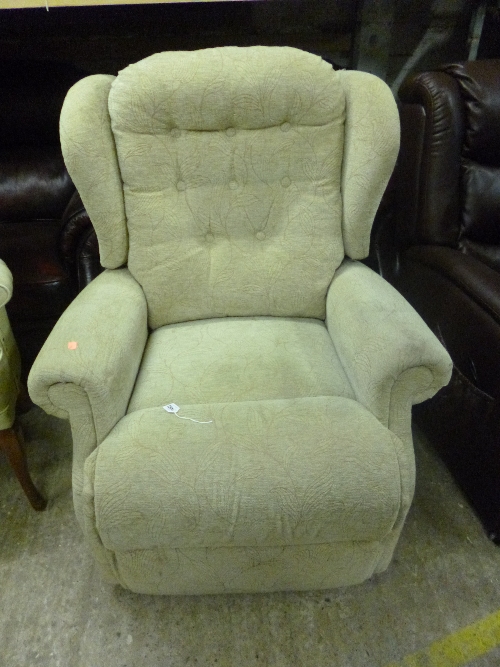 AN ELECTRIC UPHOLSTERED RISE AND RECLINE ARMCHAIR