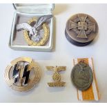 A GROUPING OF FIVE WWII 3RD REICH MEDALS, BADGES, BARS AND SNUFF BOX, consisting of Luftwaffe