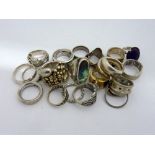 A SMALL TRAY OF MIXED SILVER AND WHITE METAL RINGS