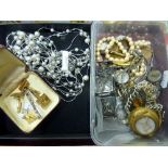A TRAY OF MIXED JEWELLERY, to include trinket box, brooches, cufflinks etc