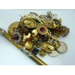 A COLLECTION OF ITEMS, to include costume jewellery, coins and a childrens kalidescope