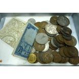A TRAY OF MIXED COINS AND BANKNOTES