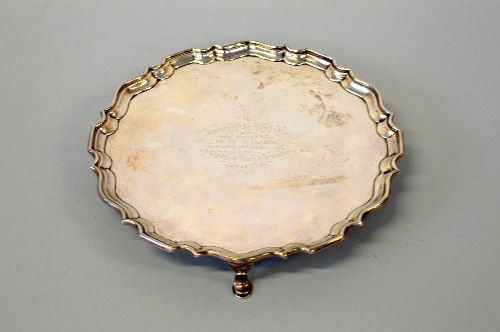 A SILVER PIE CRUST TRAY, on three feet, London 1906, Hawksworth, Eyre & Co, weight approximately